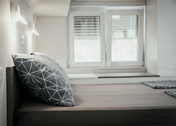 Modern Duplex Studio Tommy