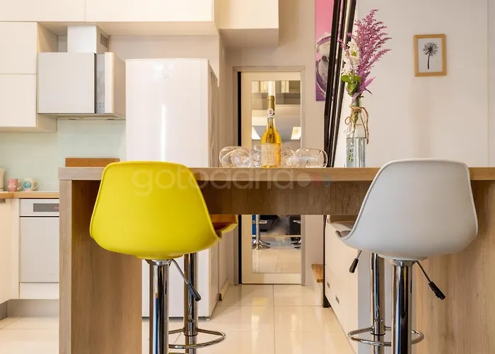 Modern Duplex Studio Tommy